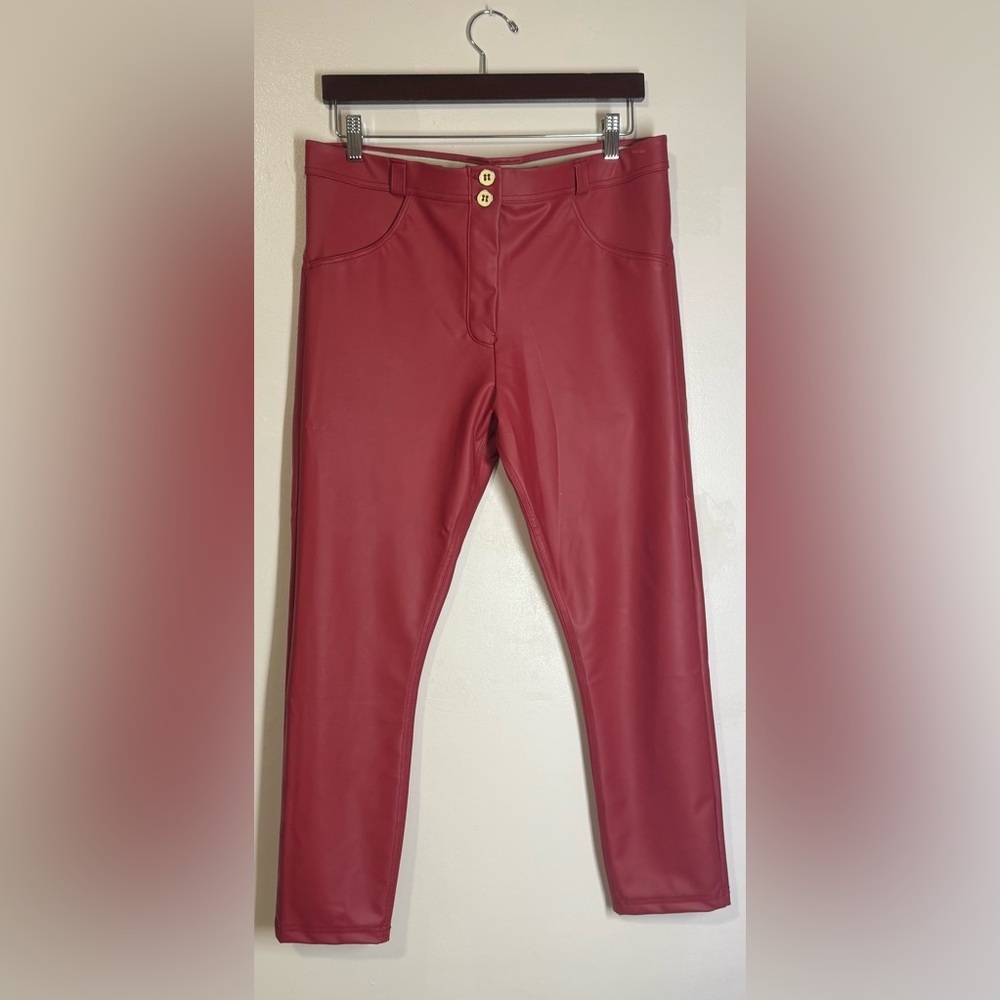 Freddy WRUP Curvy Faux Leather - High Waisted - Ankle
Length Pant - Picture 3 of 12